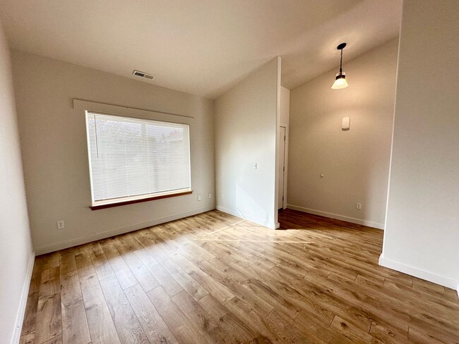 Building Photo - Charming 3 Bedroom Home