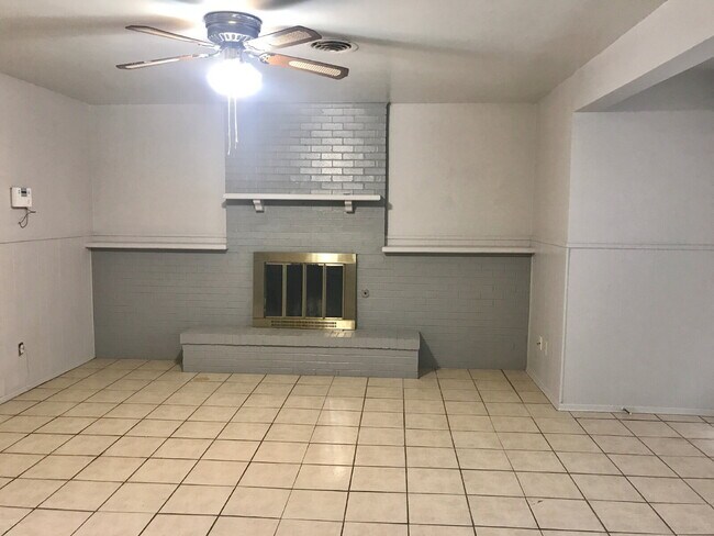 Building Photo - Nice House Close to Shopping & Entertainment