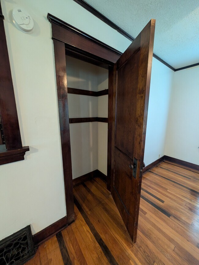 Foto del edificio - 214 SW Broadmoor Ave