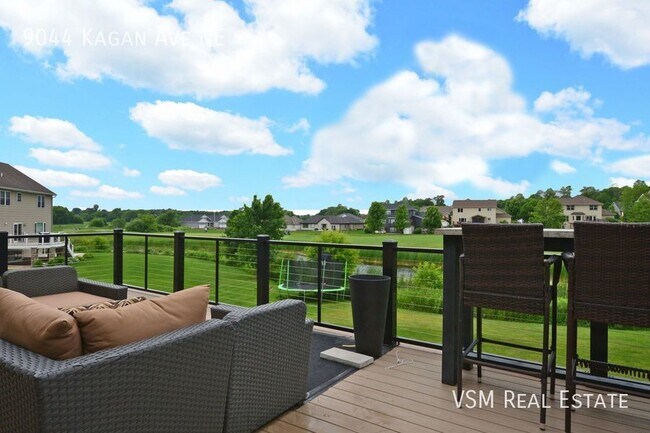 Building Photo - Luxury Living on the Golf Course: Stunning...
