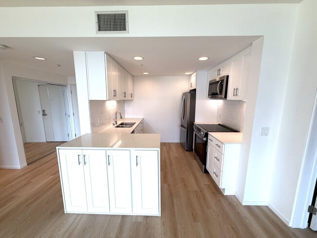 Building Photo - 3100 6th Ave