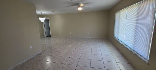Foto del edificio - Beautifully Remodeled Home in Poinciana area