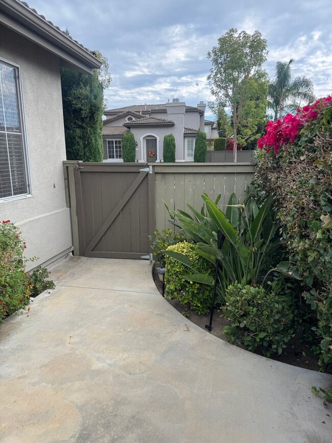 Foto del edificio - Beautiful 2 Bedroom/2 Bathroom + Bonus Room in Gated Community
