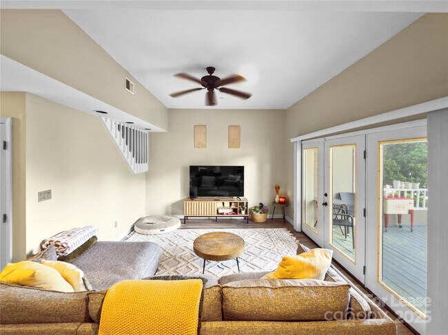 Foto del edificio - 9808 Emerald Point Dr
