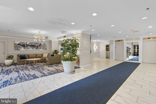 Building Photo - 15101 Interlachen Dr