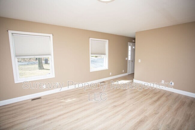 Building Photo - 2310 S Shore Dr