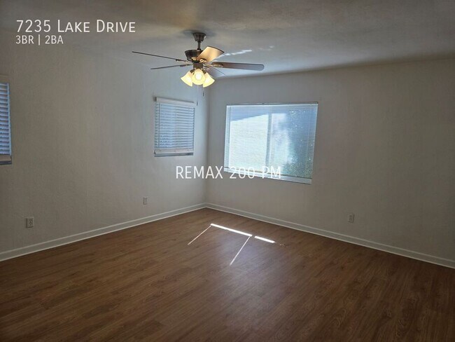 Foto del edificio - 7235 Lake Dr