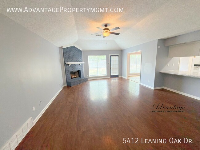 Foto del edificio - 5412 Leaning Oak Dr