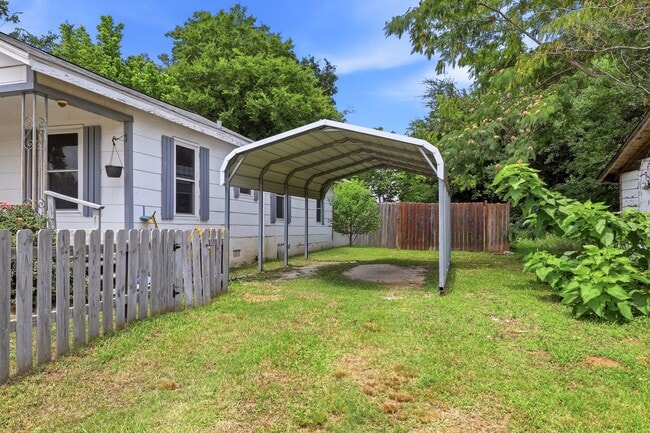 Building Photo - Cute 2/2 in Kilgore!