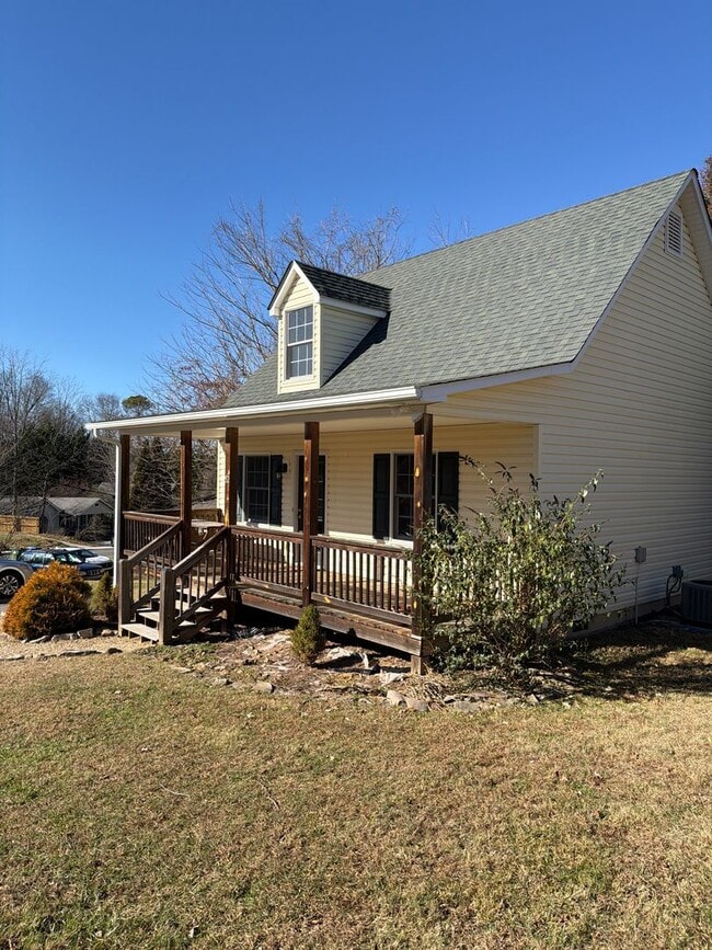 Foto del edificio - 2 Bedroom 2 Bath Cape Style House in East Asheville