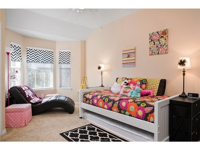 Foto del edificio - AVAILABLE FOR AUGUST PRE-LEASE!! 4 Bed 4 Bath in River Oaks Community!