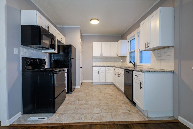 Building Photo - 3 bed 1 Bath Single Family Home with Spaci...