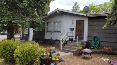 Building Photo - 471 NE Clay Ave