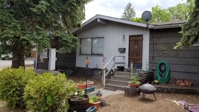 Building Photo - 471 NE Clay Ave