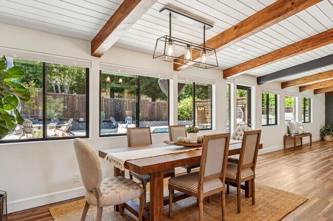 Foto del edificio - Luxury Single-Level Westside Alamo Home with Saltwater Pool, Spa & Outdoor Kitchen