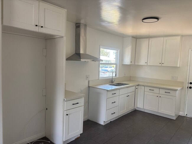 Building Photo - 1303 Amalia Ave