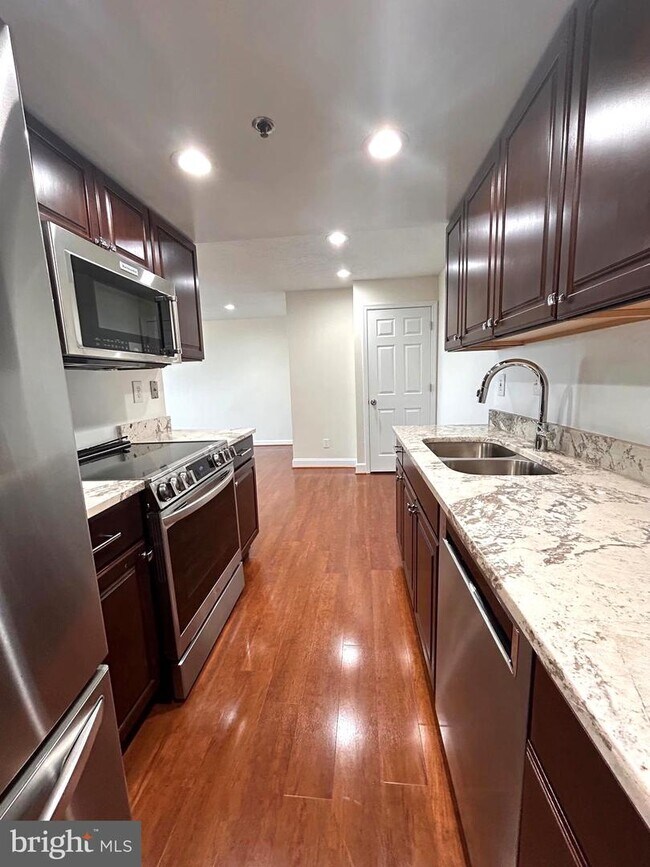 Foto del edificio - 5911 Edsall Rd