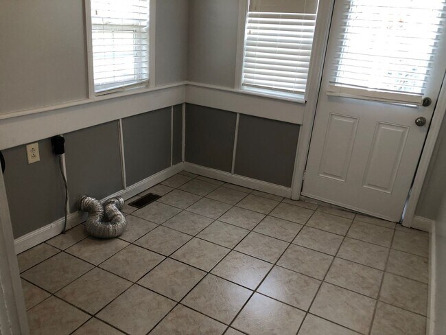Building Photo - 2 Bdrm/1 Bath Home  ?  Bristol, TN