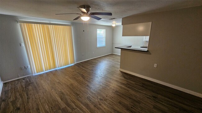 Foto del edificio - 5731 W Airport Blvd
