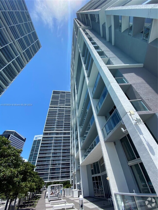 Building Photo - 465 Brickell Ave