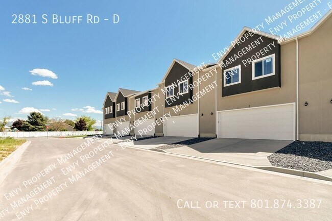 Foto del edificio - Enormous 3 Bed - 2 Bath Pet Friendly Townh...