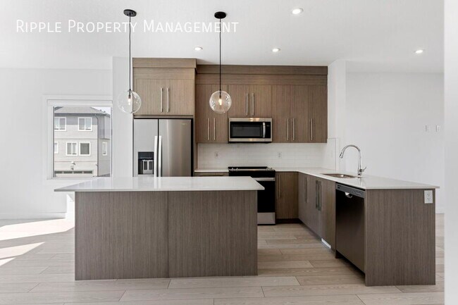 Photo du bâtiment - AMAZING 4 BEDS/ 2.5 BATHS TOWNHOUSE