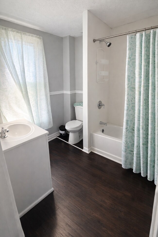 Building Photo - 818 Broad St