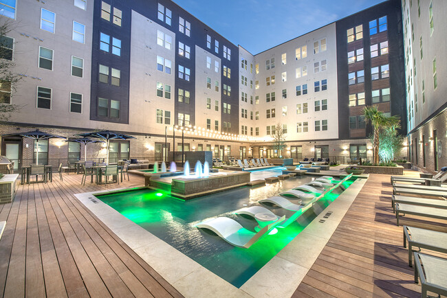 Hay una gran cantidad de espacio para el entretenimiento en el patio y el área de la piscina - Windsor Turtle Creek