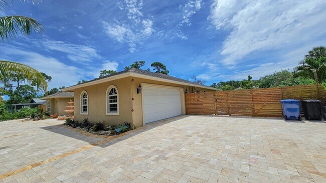 Building Photo - 1136 Palmetto Rd
