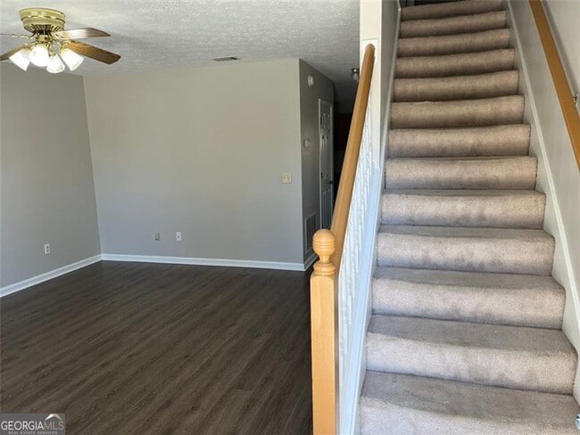 Building Photo - 326 Leafmore Rd SW