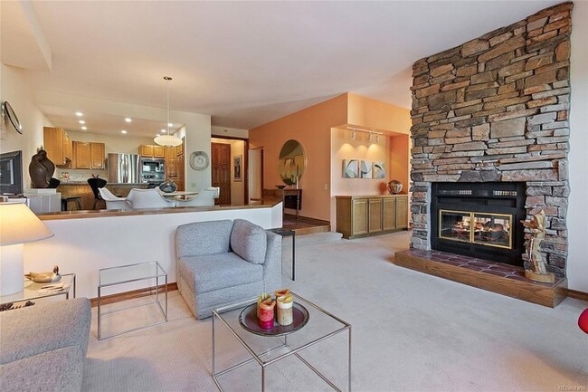 Building Photo - Executive 2BR/3BA Condo with Mountain View...