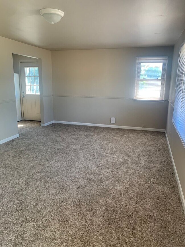Foto del edificio - 3 BEDROOM, 1 BATHROOM, RANCH STYLE SINGLE FAMILY HOME WITH OVERSIZED 2 CAR DETACHED GARAGE