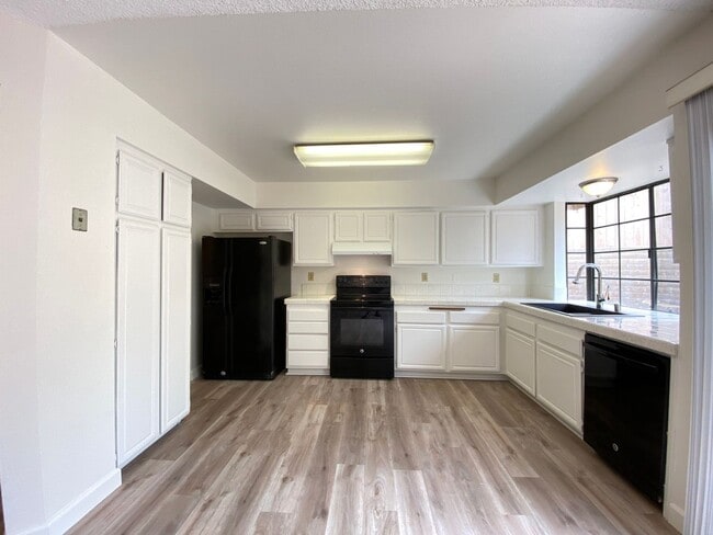 Building Photo - 3Bd/2.5Ba 2 Story House in Shadowridge!