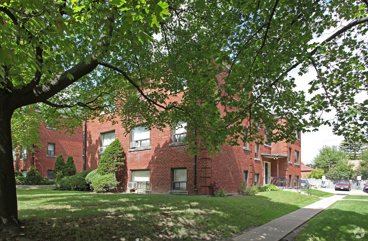 Primary Photo - Hillhurst Apartments