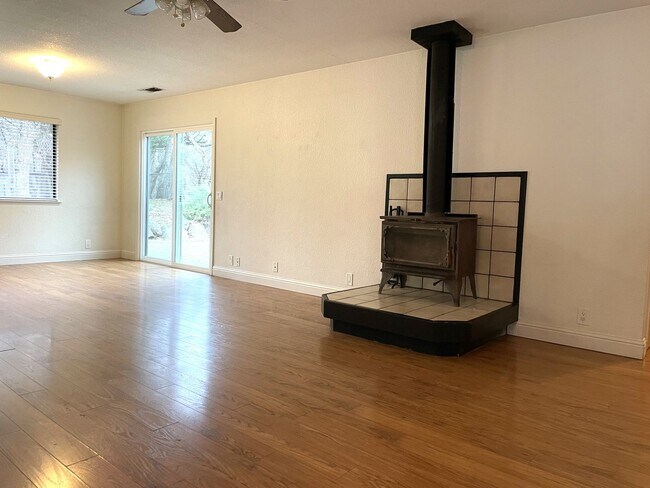 Foto del edificio - 3 bedroom, 2 bath home in Lake Wildwood, Penn Valley, CA 95946
