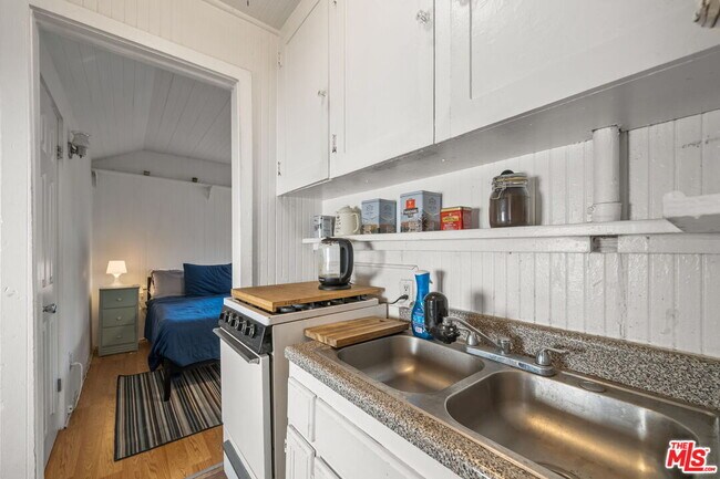 Foto del edificio - 1612 N Genesee Ave