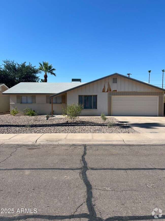 Building Photo - 1132 E Bishop Dr
