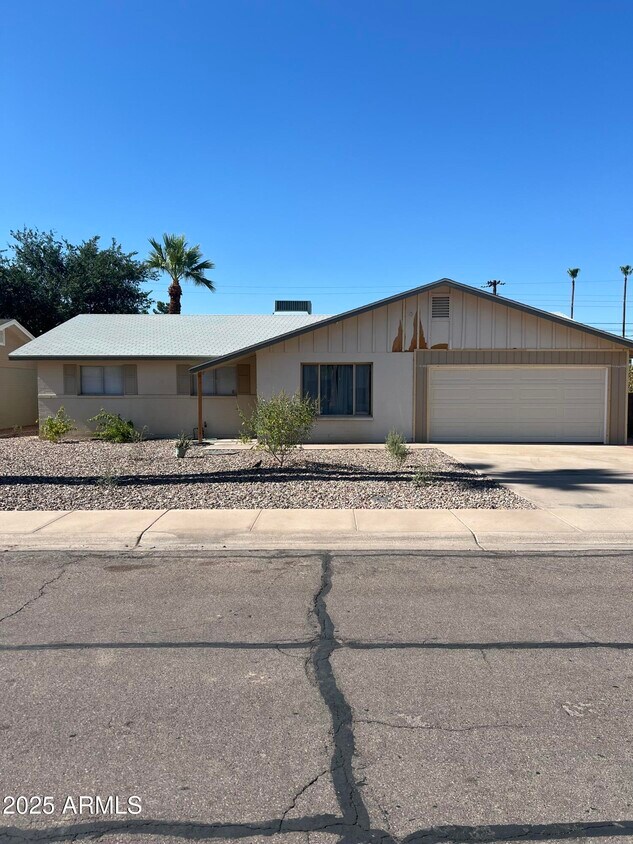 Primary Photo - 1132 E Bishop Dr