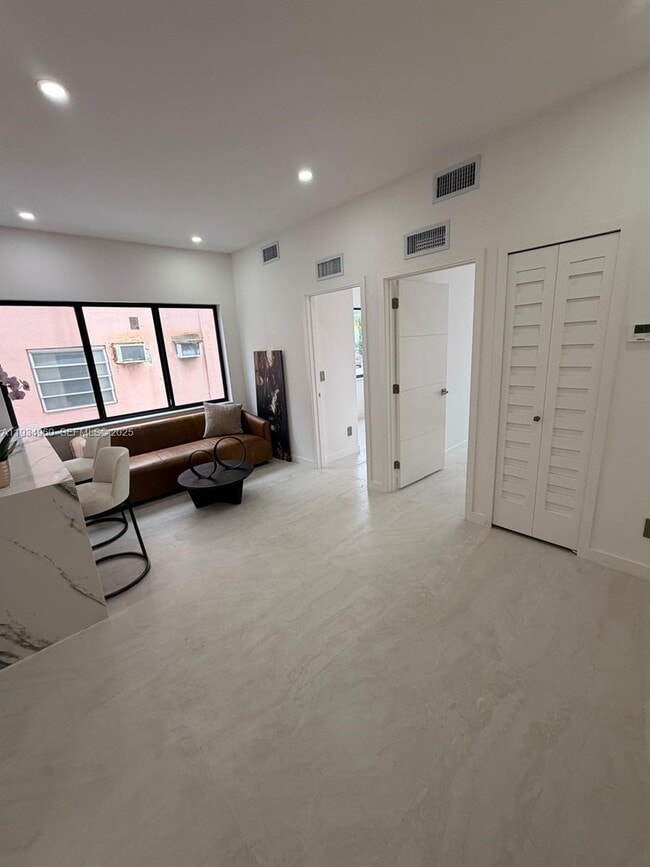 Foto del edificio - 2436 SW 7th St