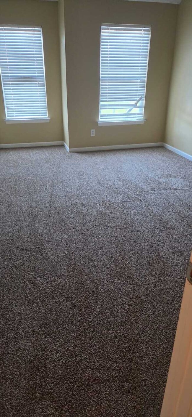 Building Photo - 5 Bedrooms 3baths Home For Rent