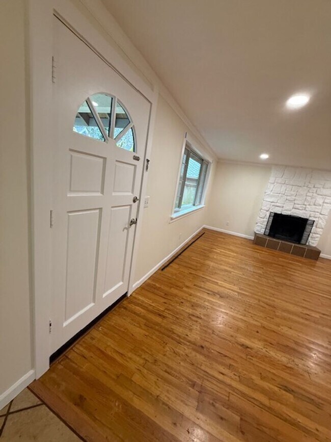 Building Photo - 18021 SW Tualata Ave