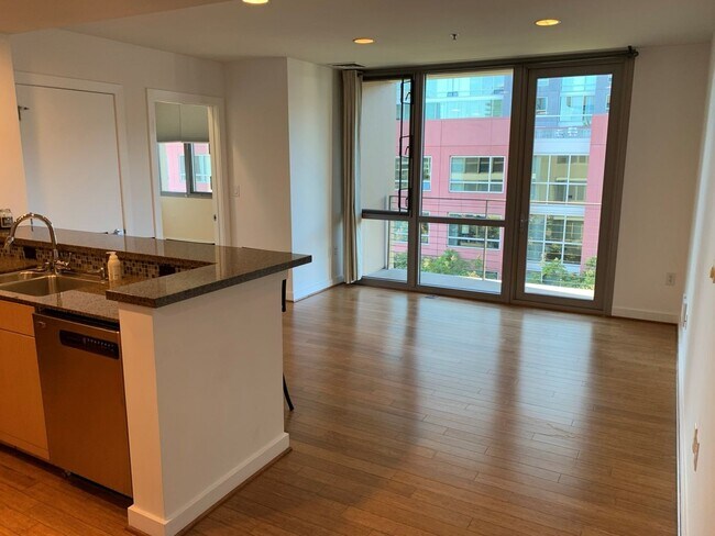 Foto del edificio - $1,000 OFF FIRST MONTH'S RENT!! Two Bedroom Condo Available in San Francisco Mission Bay District!