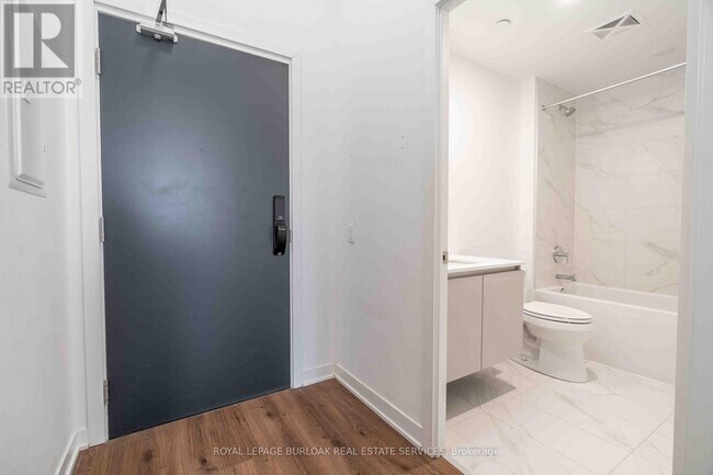 Building Photo - 405 Dundas St W