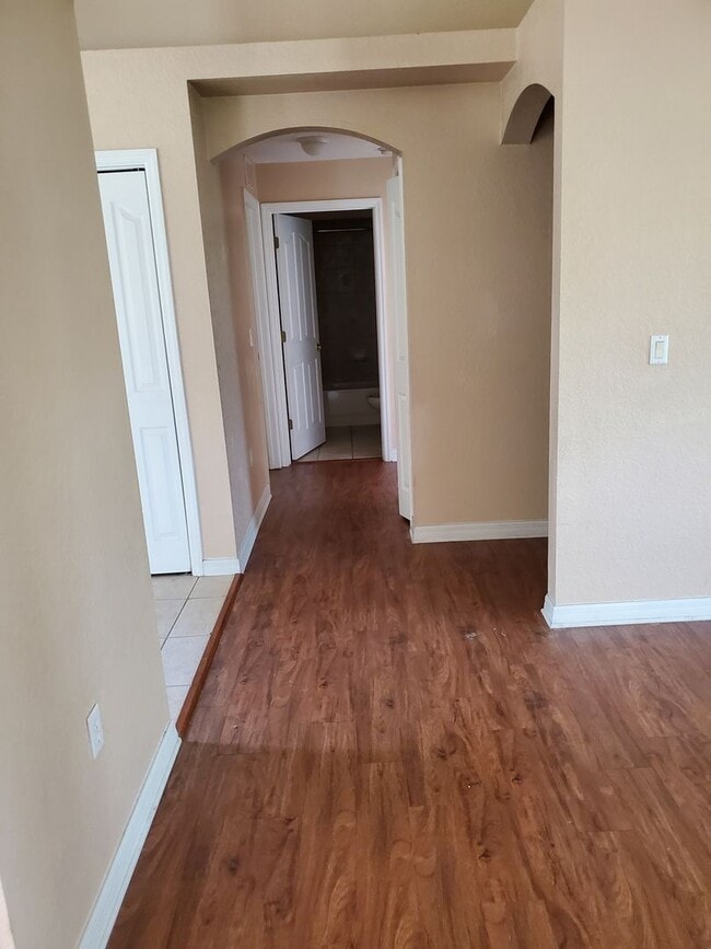 Building Photo - 3 Bedroom Home Close to Everything!