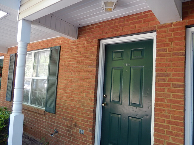 Building Photo - AWESOME 3/3 in Great Location w/Vaulted Ce...