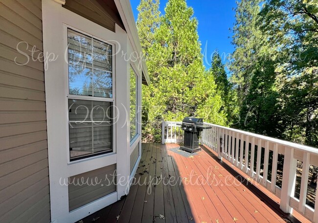 Building Photo - Charming 3-Bedroom Retreat in Gated Grovel...