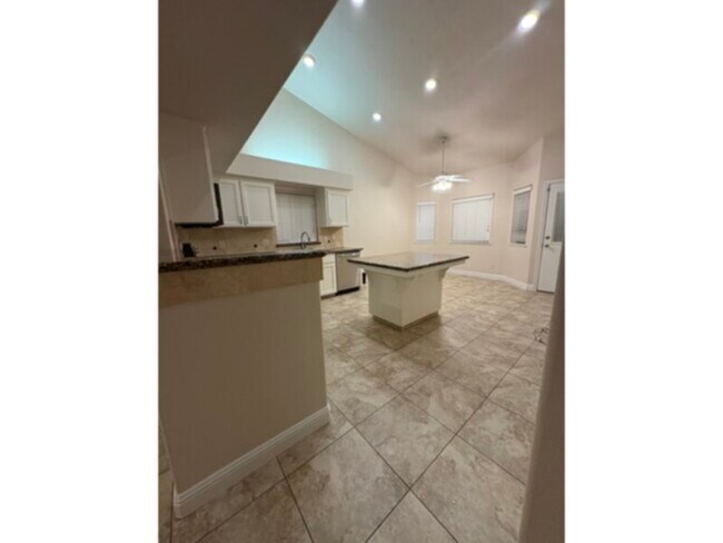 Foto del edificio - New price !Dont miss this open concept, big kithen with fresh paint and flooring