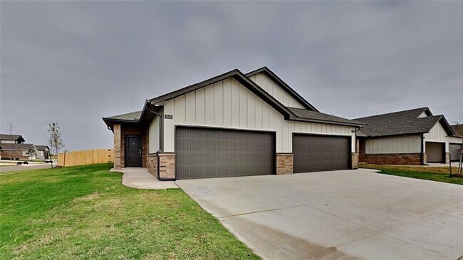 Building Photo - Luxury 3 Bedroom 2 Bathroom Duplex with 2 ...