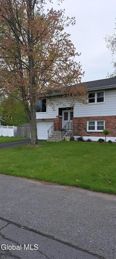 Primary Photo - 11 Jules Dr