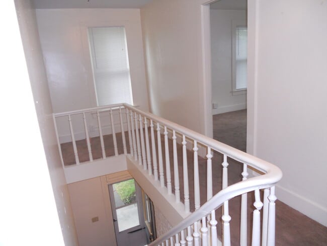 Building Photo - 1 BR Apartment Near Downtown
